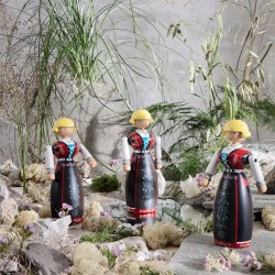 Norsk Bunad - Tr�figur 20,5cm - Kvinde - Sort/R�d - Kay Bojesen